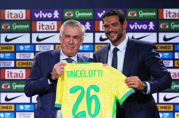 HLV Carlo Ancelotti (trái) nhận áo đấu Brazil từ Chủ tịch LĐBĐ Brazil CBF, Samir Xaud. Ảnh: AP