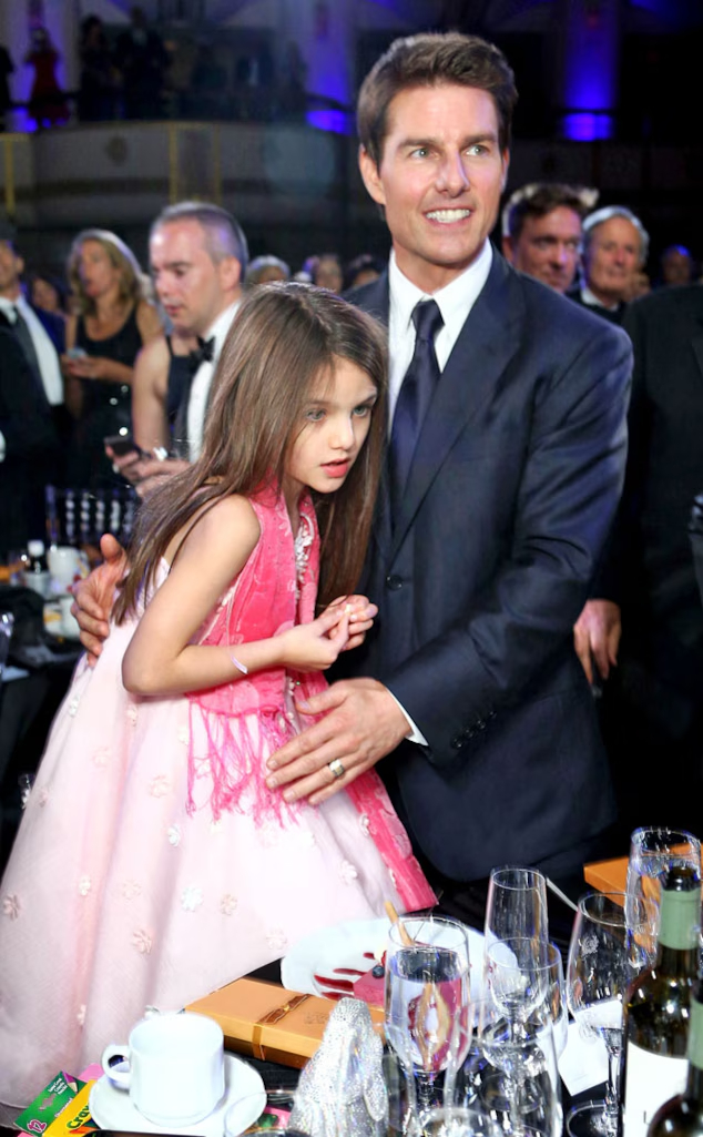 Nhan sắc Suri Cruise tuổi 19 gây hoang mang- Ảnh 4.