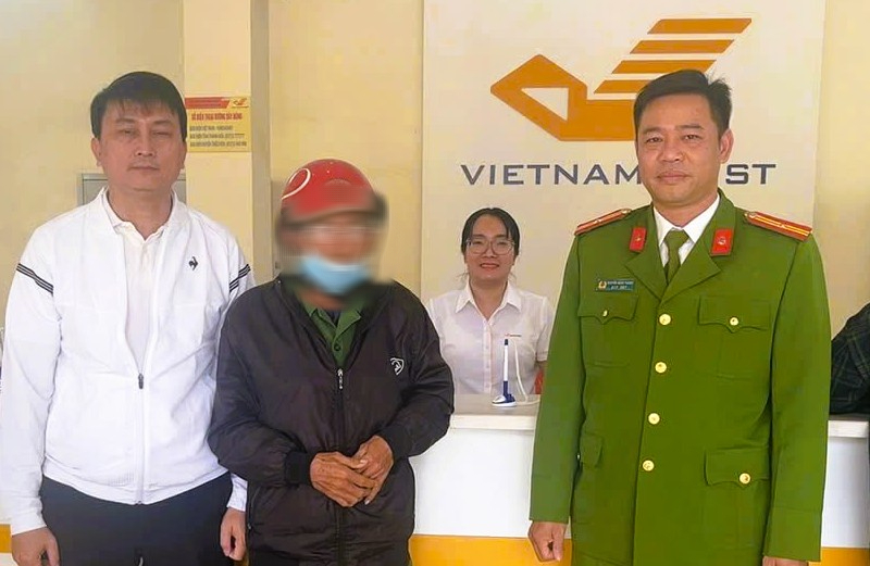 Ngăn chặn người phụ nữ cầm xấp tiền 500.000 đồng, suýt làm chuyện dại dột- Ảnh 1.