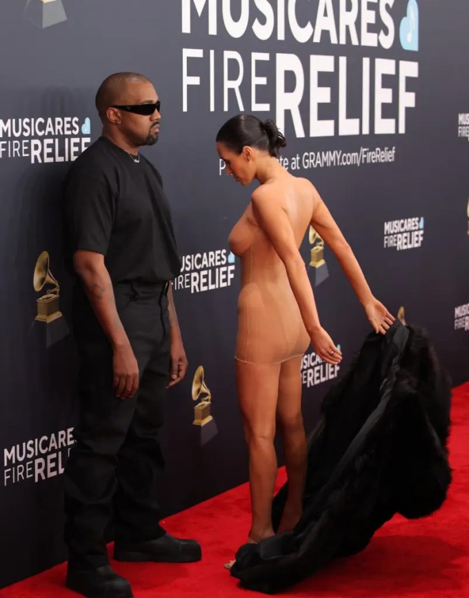 Những bộ cánh gây sốc của vợ Kanye West - 2