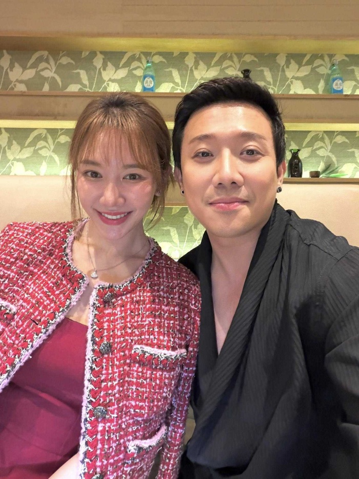 Trấn Thành rủ Hari Won ký “hợp đồng gia hạn”, kỷ niệm 9 năm hôn nhân vẫn ngọt ngào