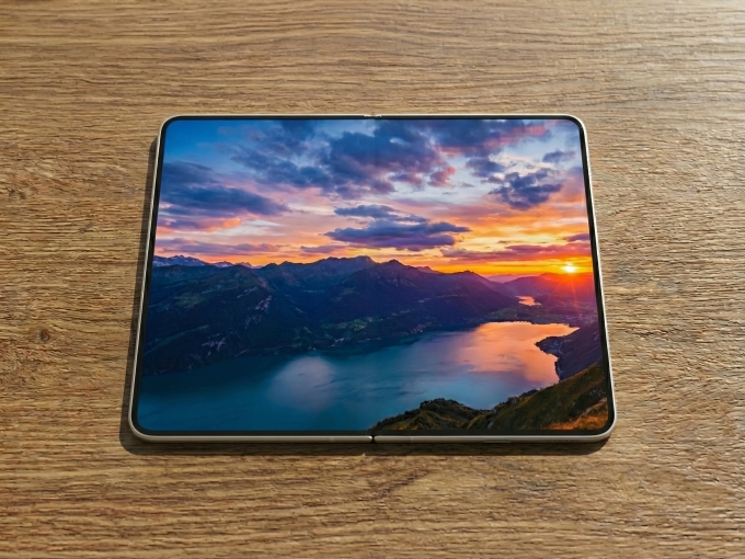 Thiết kế iPhone gập đầu tiên qua các tin đồn. Ảnh: Ice Universe