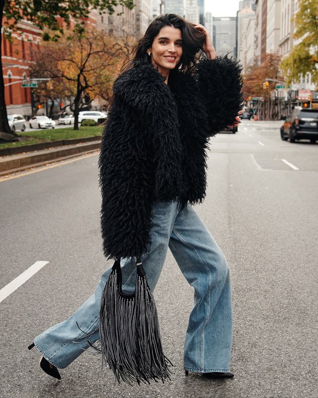 Đẳng cấp, xa hoa từ những bản phối ngày đông với áo khoác lông mềm mịn- Ảnh 4. Đẳng cấp, xa hoa từ những bản phối ngày đông với áo khoác lông mềm mịn- Ảnh 4.