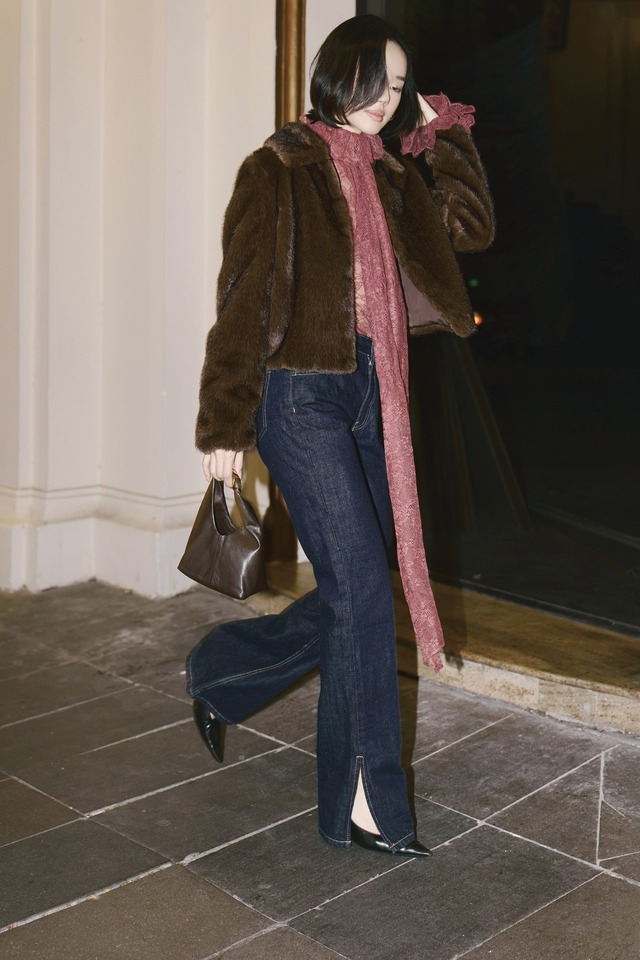 Đẳng cấp, xa hoa từ những bản phối ngày đông với áo khoác lông mềm mịn- Ảnh 5. Đẳng cấp, xa hoa từ những bản phối ngày đông với áo khoác lông mềm mịn- Ảnh 5.