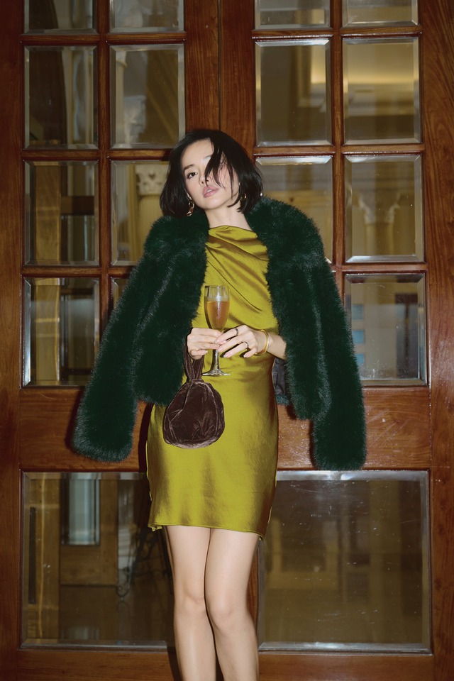 Đẳng cấp, xa hoa từ những bản phối ngày đông với áo khoác lông mềm mịn- Ảnh 6. Đẳng cấp, xa hoa từ những bản phối ngày đông với áo khoác lông mềm mịn- Ảnh 6.