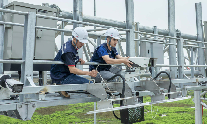 Kỹ sư Elcom trong quá trình lắp đặt thiết bị trong hệ sinh thái giao thông thông minh. Ảnh: Hải Linh