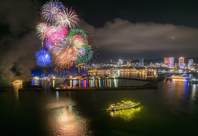 Trải nghiệm ngắm pháo hoa tại Quảng Ninh