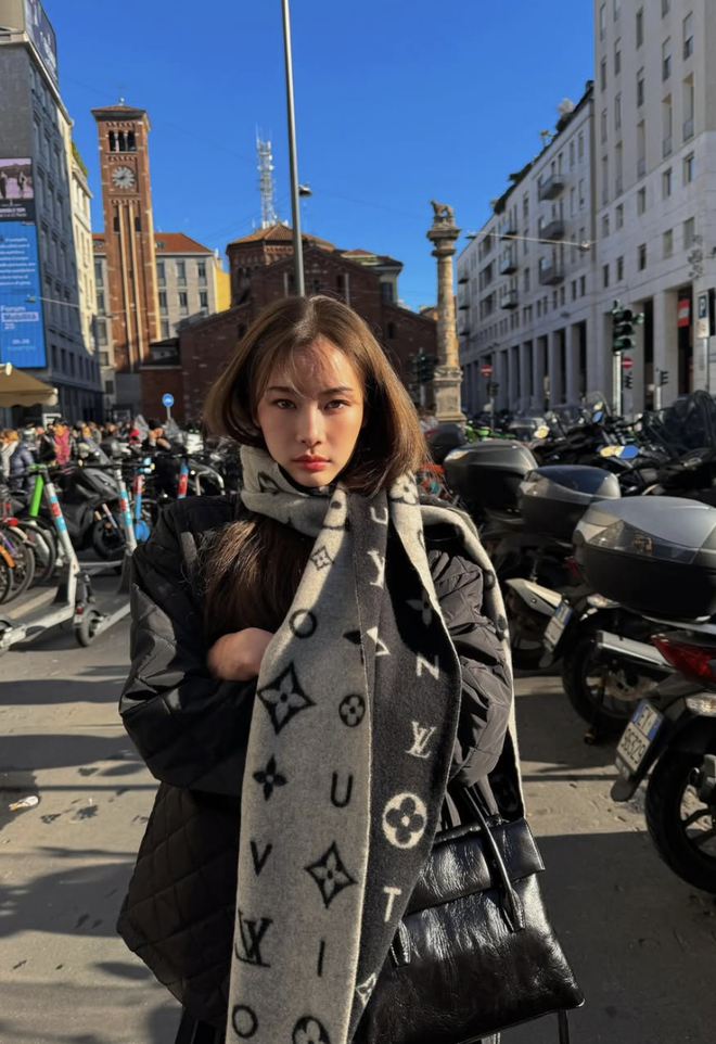 Khăn choàng cổ đơn giản nhưng đủ sức nâng tầm phong cách- Ảnh 4.