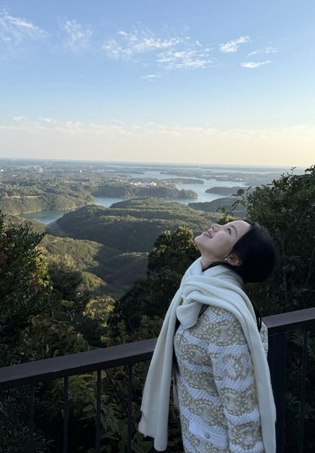 Khăn choàng cổ đơn giản nhưng đủ sức nâng tầm phong cách- Ảnh 10.