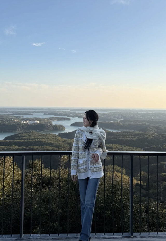 Khăn choàng cổ đơn giản nhưng đủ sức nâng tầm phong cách- Ảnh 9.