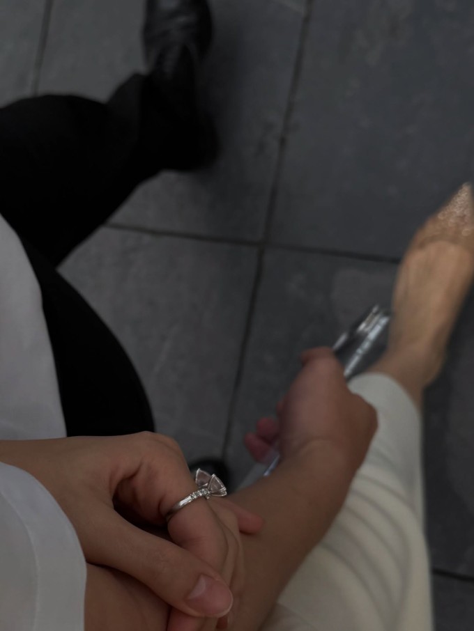 Cô khoe ảnh cùng chồng dạo phố nhưng không thấy mặt anh.