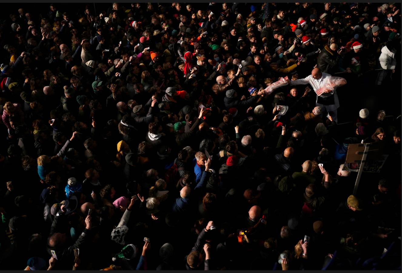 Không khí Giáng sinh trên toàn thế giới: Hoàng gia Anh là tâm điểm chú ý khi 3 nhóc tì xuất hiện cùng cha mẹ- Ảnh 6.