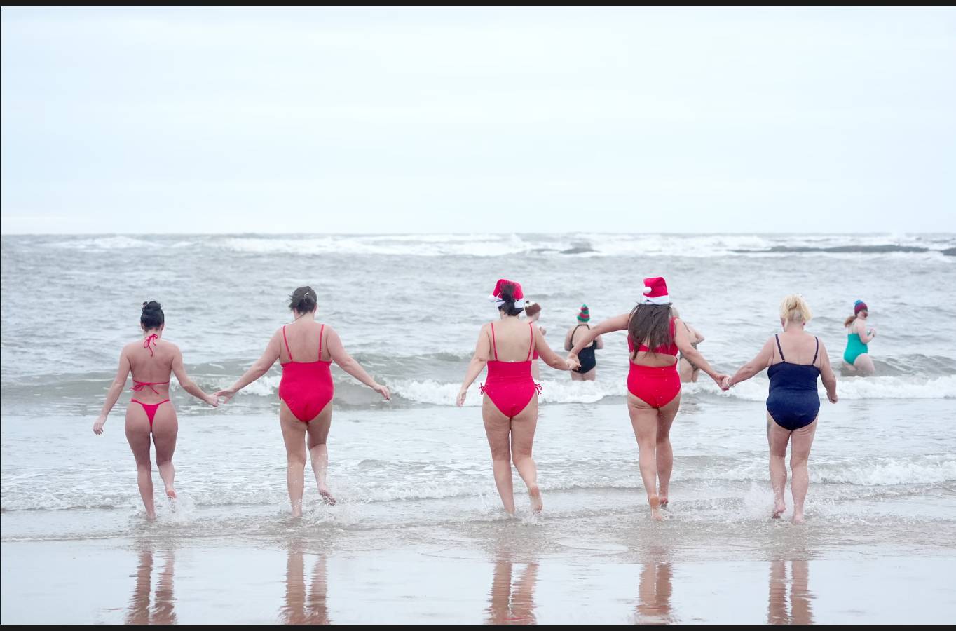 Không khí Giáng sinh trên toàn thế giới: Hoàng gia Anh là tâm điểm chú ý khi 3 nhóc tì xuất hiện cùng cha mẹ- Ảnh 8.