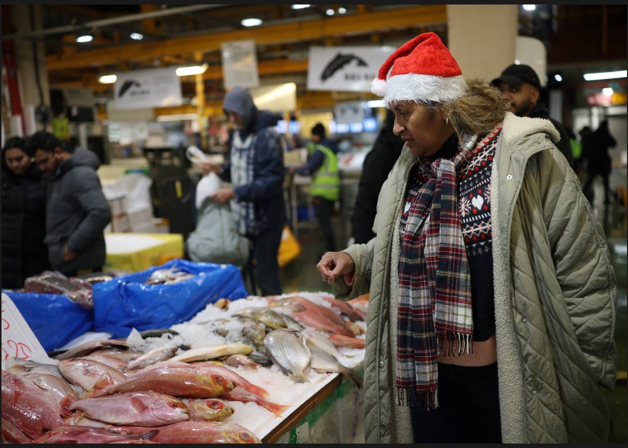 Không khí Giáng sinh trên toàn thế giới: Hoàng gia Anh là tâm điểm chú ý khi 3 nhóc tì xuất hiện cùng cha mẹ- Ảnh 7.