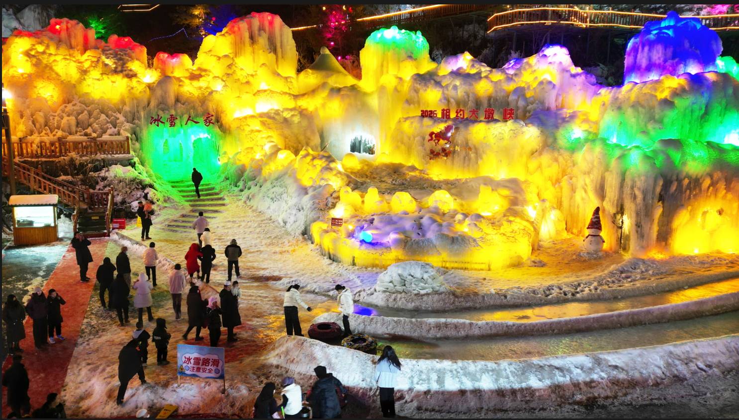 Không khí Giáng sinh trên toàn thế giới: Hoàng gia Anh là tâm điểm chú ý khi 3 nhóc tì xuất hiện cùng cha mẹ- Ảnh 17.