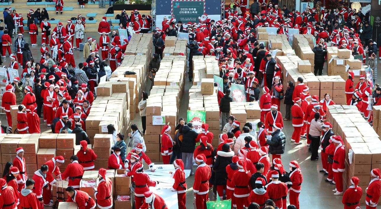 Không khí Giáng sinh trên toàn thế giới: Hoàng gia Anh là tâm điểm chú ý khi 3 nhóc tì xuất hiện cùng cha mẹ- Ảnh 21.