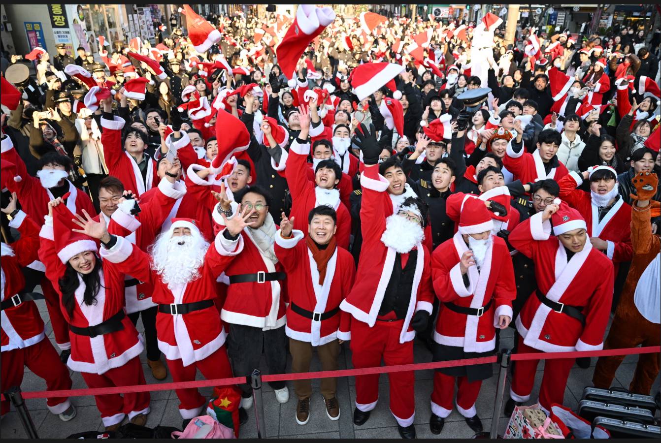 Không khí Giáng sinh trên toàn thế giới: Hoàng gia Anh là tâm điểm chú ý khi 3 nhóc tì xuất hiện cùng cha mẹ- Ảnh 22.