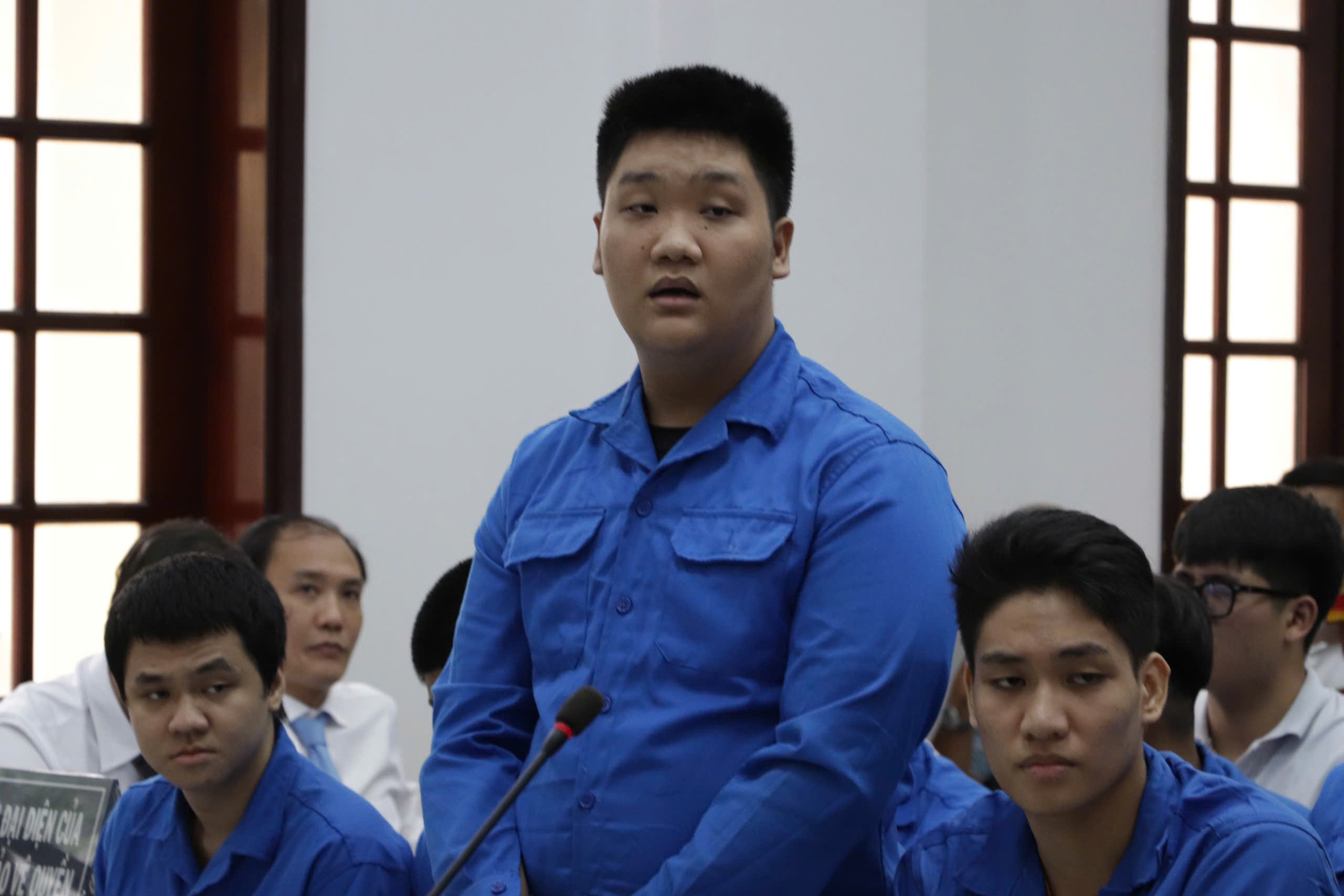 Tòa trả hồ sơ vụ nhóm đeo 'khăn quàng đỏ' hỗn chiến ở TP.HCM- Ảnh 2.