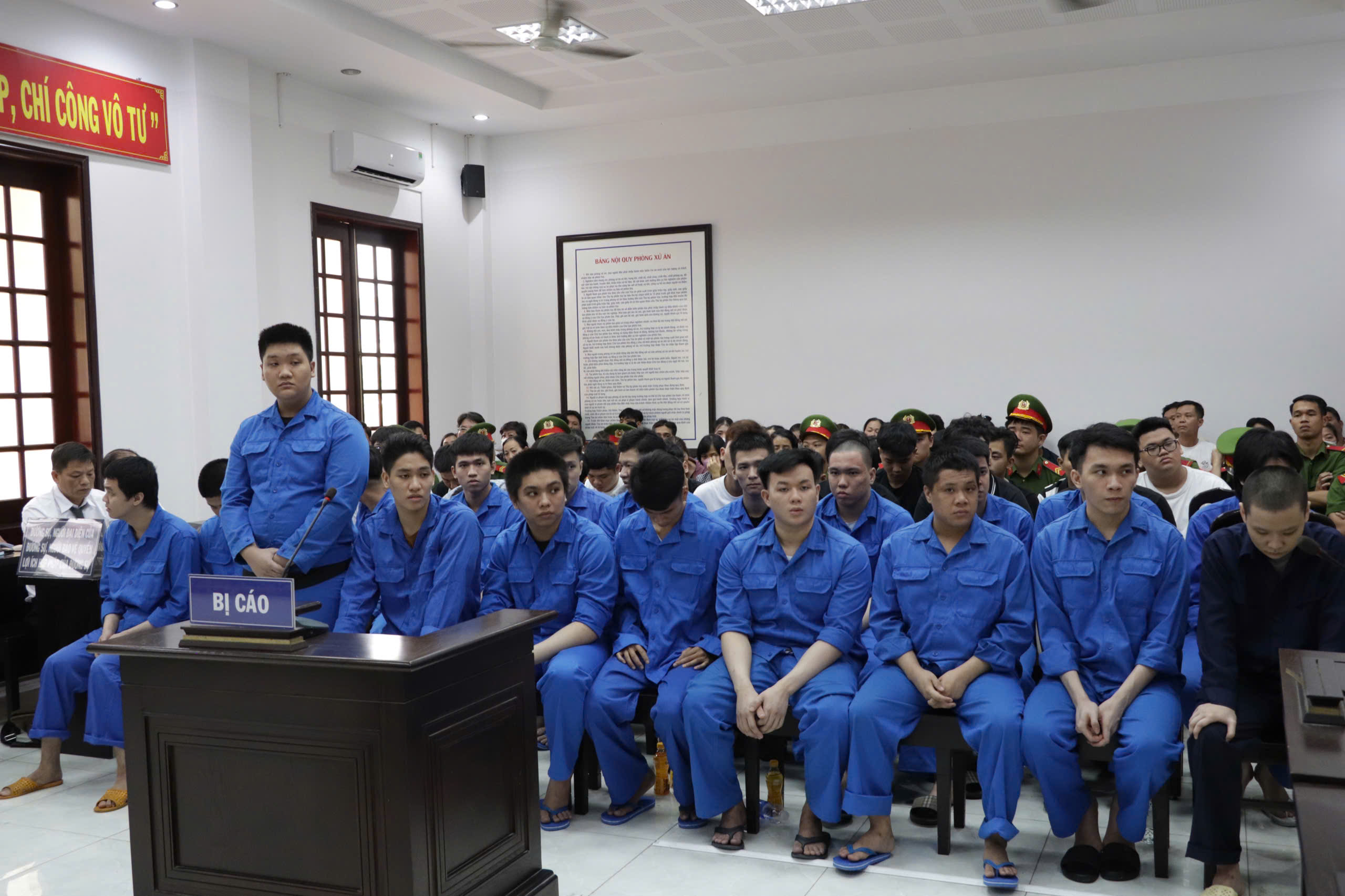 Tòa trả hồ sơ vụ nhóm đeo 'khăn quàng đỏ' hỗn chiến ở TP.HCM- Ảnh 3.