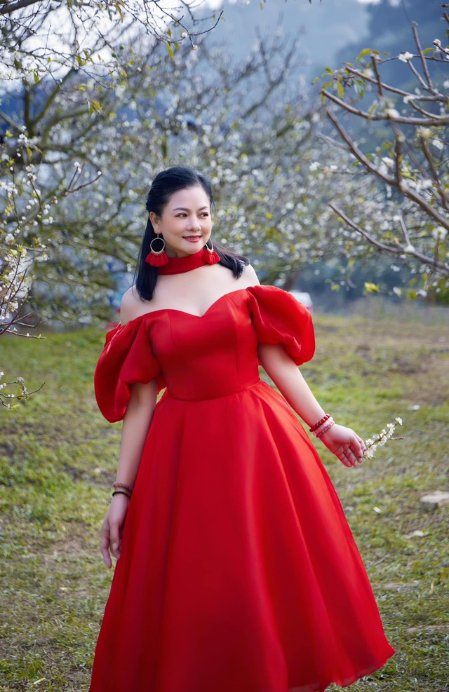 Dù bước sang tuổi gần về hưu nhưng nhan sắc của NSND Thu Quế vẫn khiến nhiều người yêu thích bởi vẻ mặn mà. Nhiều khán giả nghi ngờ nữ nghệ sĩ gạo cội có can thiệp thẩm mỹ nhưng NSND Thu Quế đã khẳng định không phải vậy. "Điển hình là cái cằm nhọn, trời cho sẵn từ thời trẻ để bây giờ không tốn tiền đi gọt cằm V-line, cái dái tai thì, hôm nọ đi mat-xa mặt, các em nhân viên sờ tai rồi thì thầm với nhau: Không biết có bơm hay không nhỉ?... Tai thật của chị, ngày trước chưa có bấm lỗ tai, phải nhờ chị Vũ Thanh Hằng xuyên bằng kim khâu mấy lần mới xong đấy! Tất cả mọi thứ là trời cho và bố mẹ tạo ra, không có điều kiện làm đẹp như các bạn diễn viên trẻ thời bây giờ. Thời đó là thế!....", chị viết.