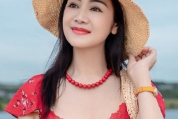 NSND Thu Hà 'Lá ngọc cành vàng' diện váy đỏ sexy