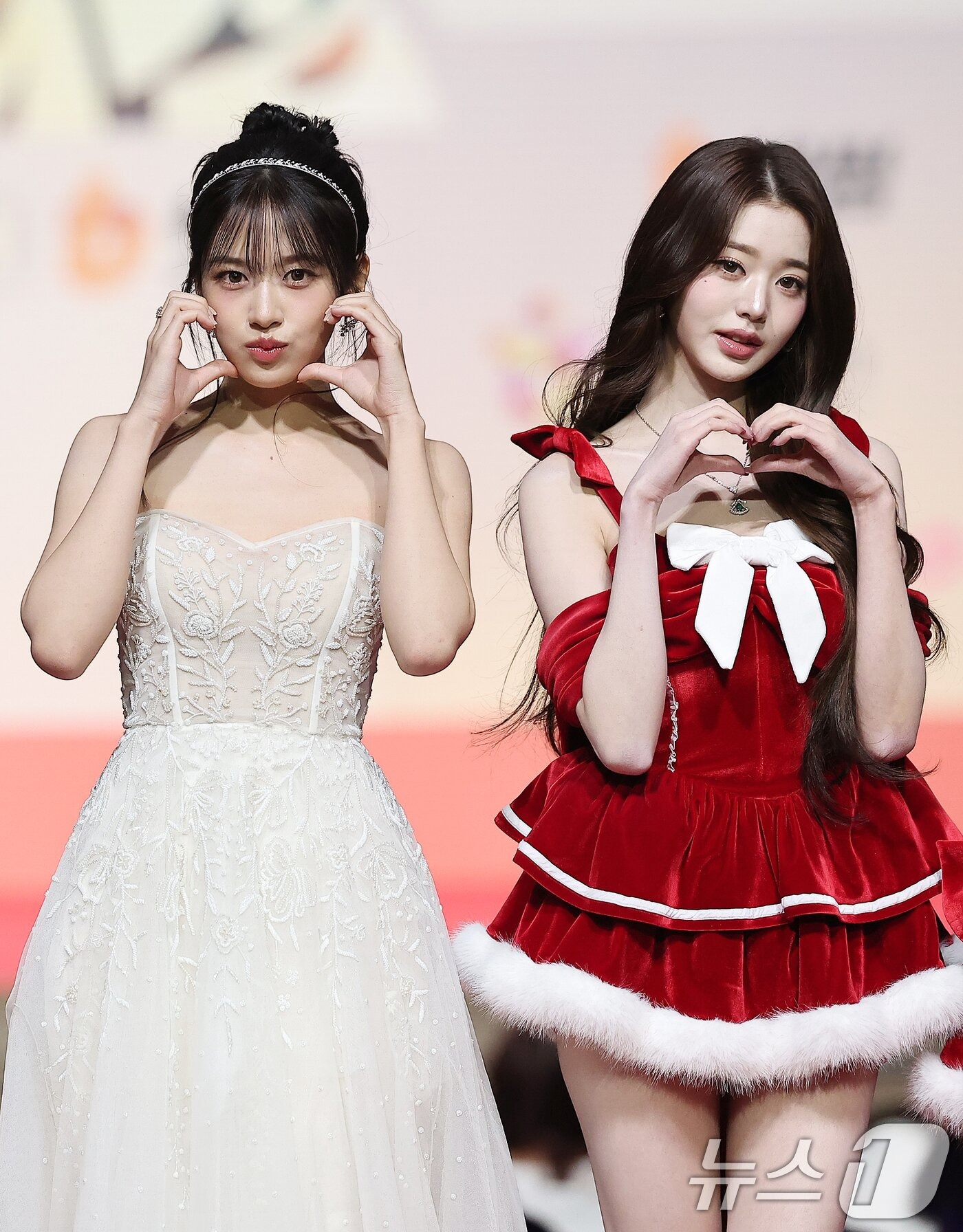 Thảm đỏ hot nhất Giáng sinh 2025: Jang Won Young hóa thiên thần, Winter (aespa) vất vả che dấu ấn tình yêu với Jungkook (BTS)- Ảnh 2.