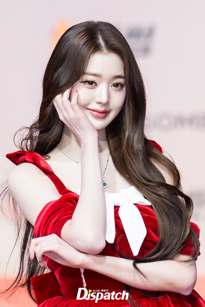 Thảm đỏ hot nhất Giáng sinh 2025: Jang Won Young hóa thiên thần, Winter (aespa) vất vả che dấu ấn tình yêu với Jungkook (BTS)- Ảnh 3.