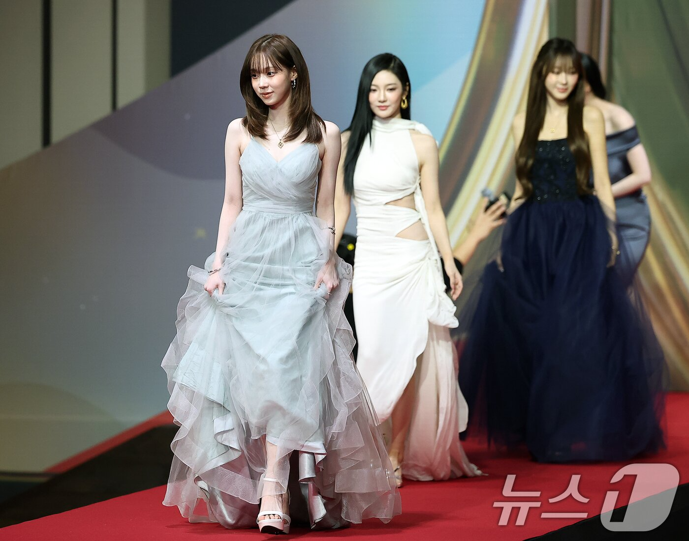 Thảm đỏ hot nhất Giáng sinh 2025: Jang Won Young hóa thiên thần, Winter (aespa) vất vả che dấu ấn tình yêu với Jungkook (BTS)- Ảnh 7.