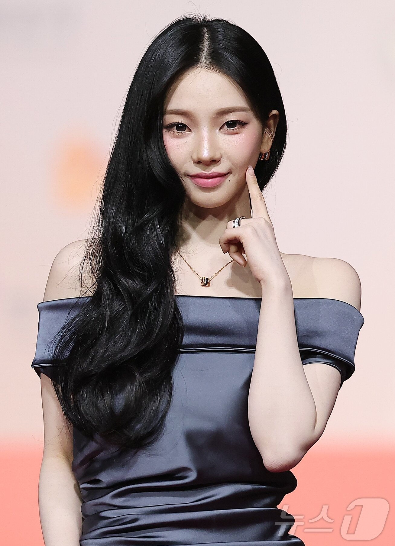 Thảm đỏ hot nhất Giáng sinh 2025: Jang Won Young hóa thiên thần, Winter (aespa) vất vả che dấu ấn tình yêu với Jungkook (BTS)- Ảnh 12.