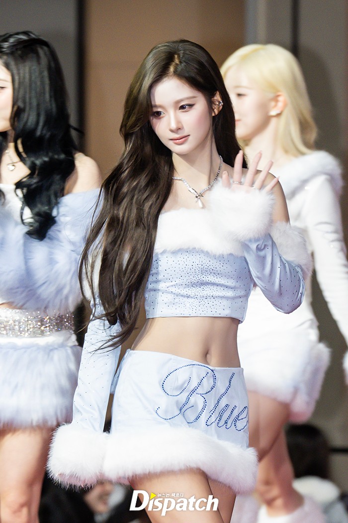 Thảm đỏ hot nhất Giáng sinh 2025: Jang Won Young hóa thiên thần, Winter (aespa) vất vả che dấu ấn tình yêu với Jungkook (BTS)- Ảnh 20.