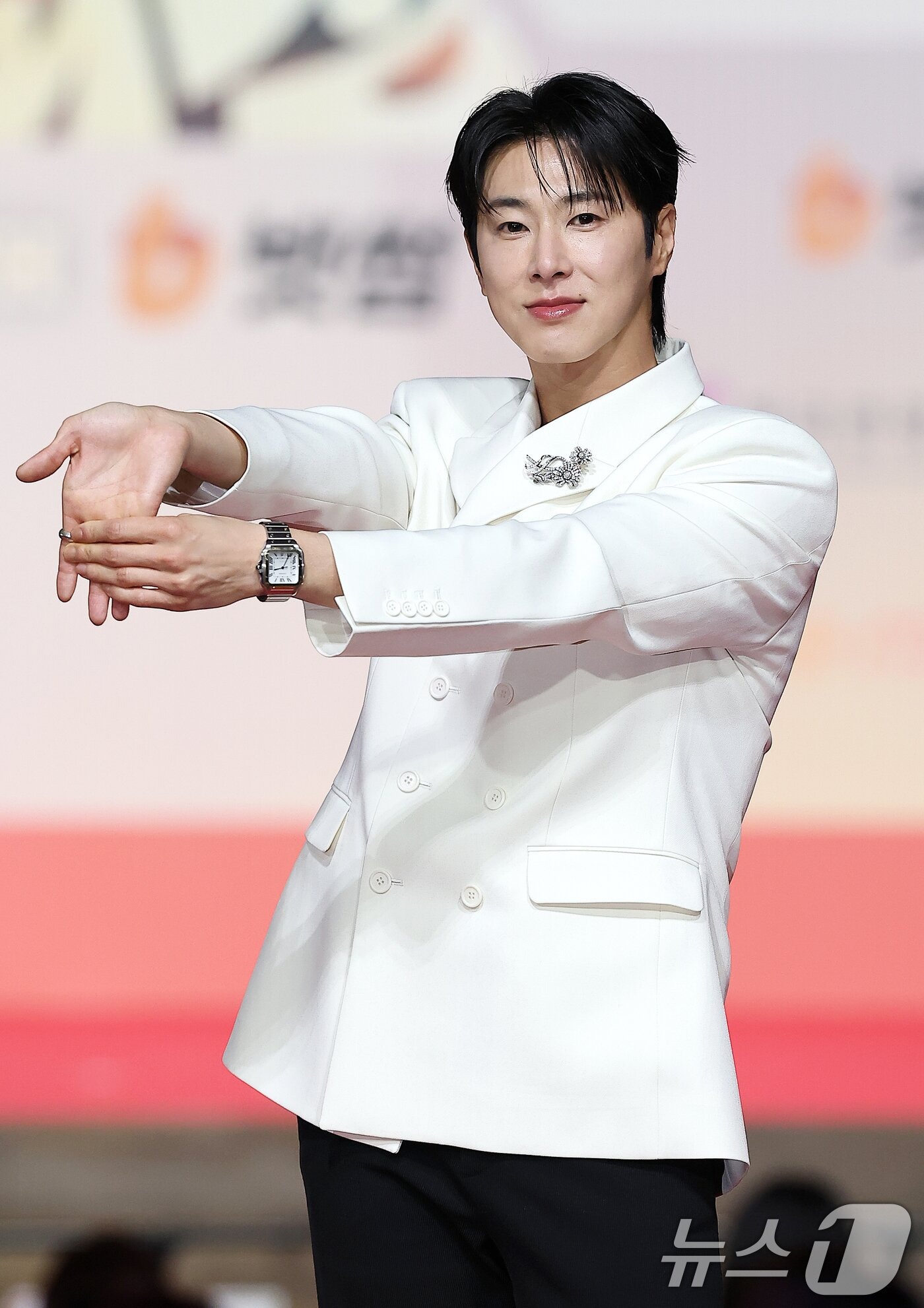 Thảm đỏ hot nhất Giáng sinh 2025: Jang Won Young hóa thiên thần, Winter (aespa) vất vả che dấu ấn tình yêu với Jungkook (BTS)- Ảnh 25.