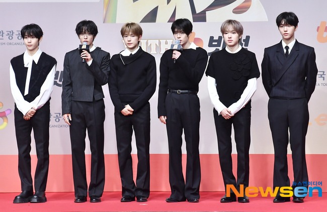 Thảm đỏ hot nhất Giáng sinh 2025: Jang Won Young hóa thiên thần, Winter (aespa) vất vả che dấu ấn tình yêu với Jungkook (BTS)- Ảnh 28.