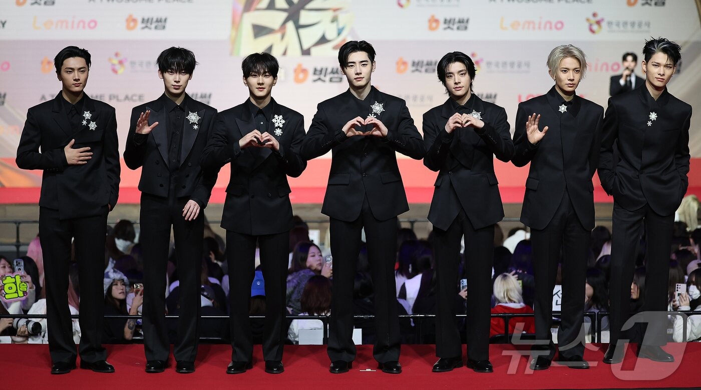 Thảm đỏ hot nhất Giáng sinh 2025: Jang Won Young hóa thiên thần, Winter (aespa) vất vả che dấu ấn tình yêu với Jungkook (BTS)- Ảnh 29.