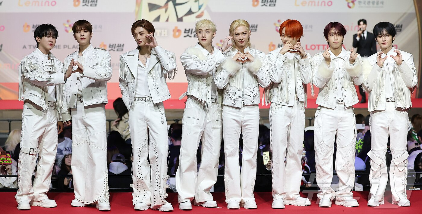 Thảm đỏ hot nhất Giáng sinh 2025: Jang Won Young hóa thiên thần, Winter (aespa) vất vả che dấu ấn tình yêu với Jungkook (BTS)- Ảnh 31.