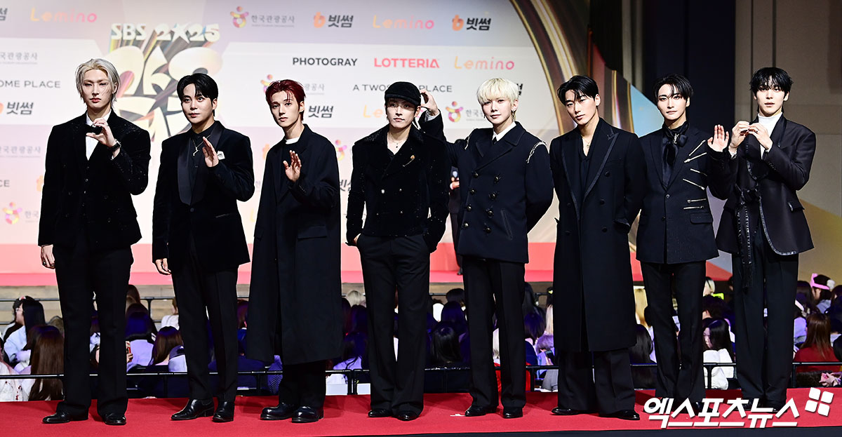 Thảm đỏ hot nhất Giáng sinh 2025: Jang Won Young hóa thiên thần, Winter (aespa) vất vả che dấu ấn tình yêu với Jungkook (BTS)- Ảnh 32.