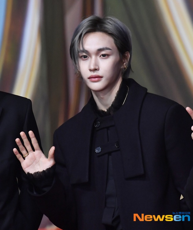 Thảm đỏ hot nhất Giáng sinh 2025: Jang Won Young hóa thiên thần, Winter (aespa) vất vả che dấu ấn tình yêu với Jungkook (BTS)- Ảnh 35.