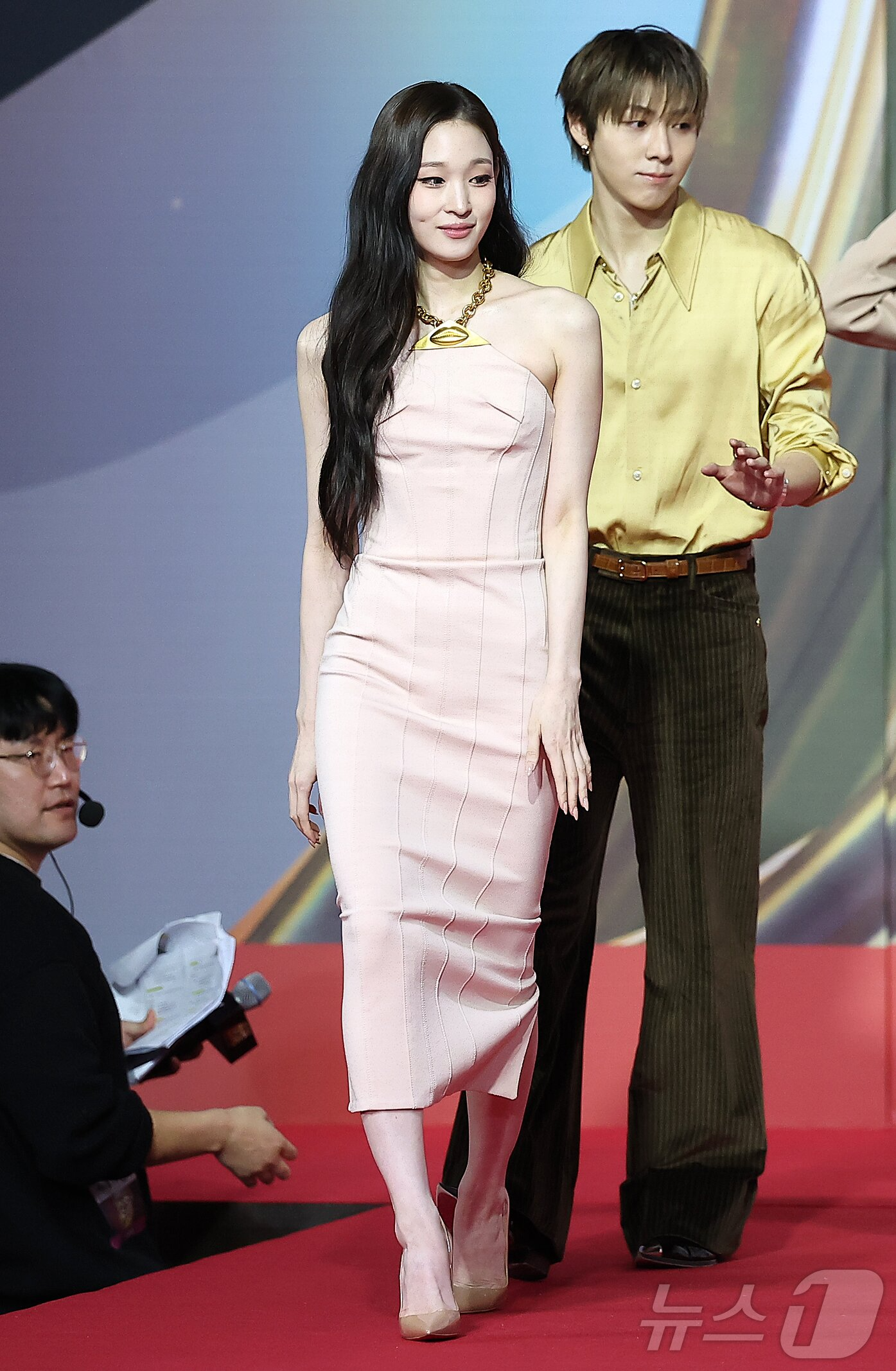 Thảm đỏ hot nhất Giáng sinh 2025: Jang Won Young hóa thiên thần, Winter (aespa) vất vả che dấu ấn tình yêu với Jungkook (BTS)- Ảnh 37.