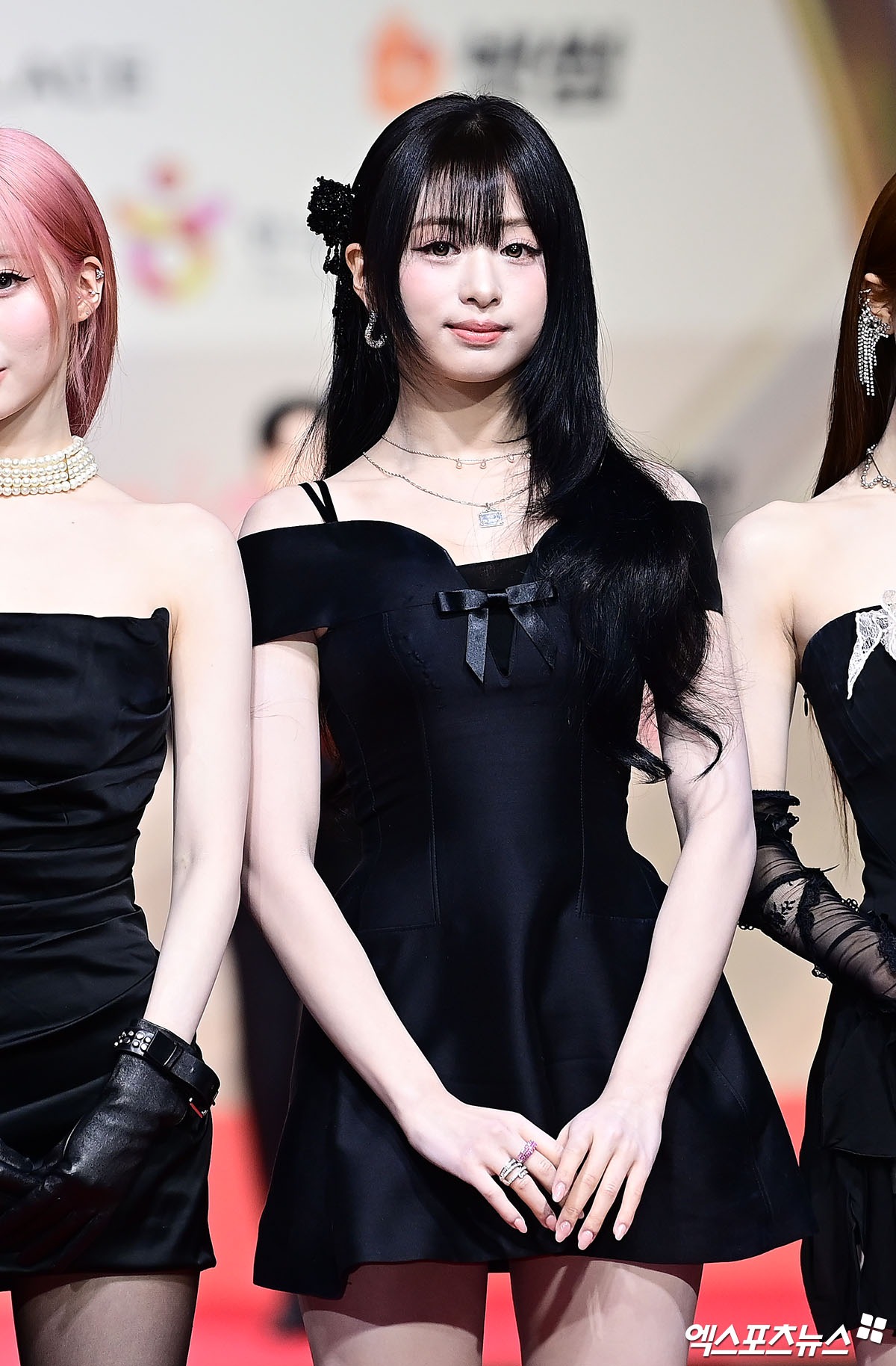 Thảm đỏ hot nhất Giáng sinh 2025: Jang Won Young hóa thiên thần, Winter (aespa) vất vả che dấu ấn tình yêu với Jungkook (BTS)- Ảnh 39.