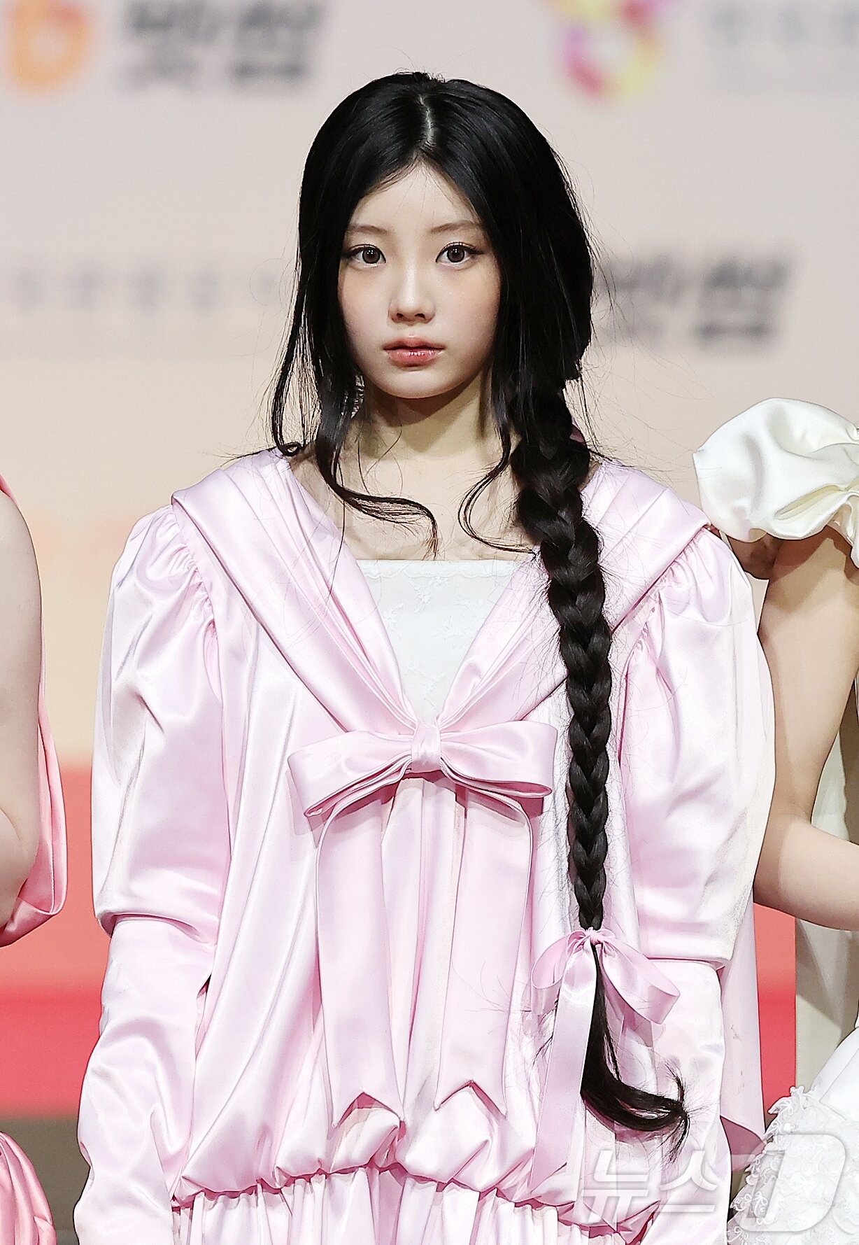 Thảm đỏ hot nhất Giáng sinh 2025: Jang Won Young hóa thiên thần, Winter (aespa) vất vả che dấu ấn tình yêu với Jungkook (BTS)- Ảnh 41.