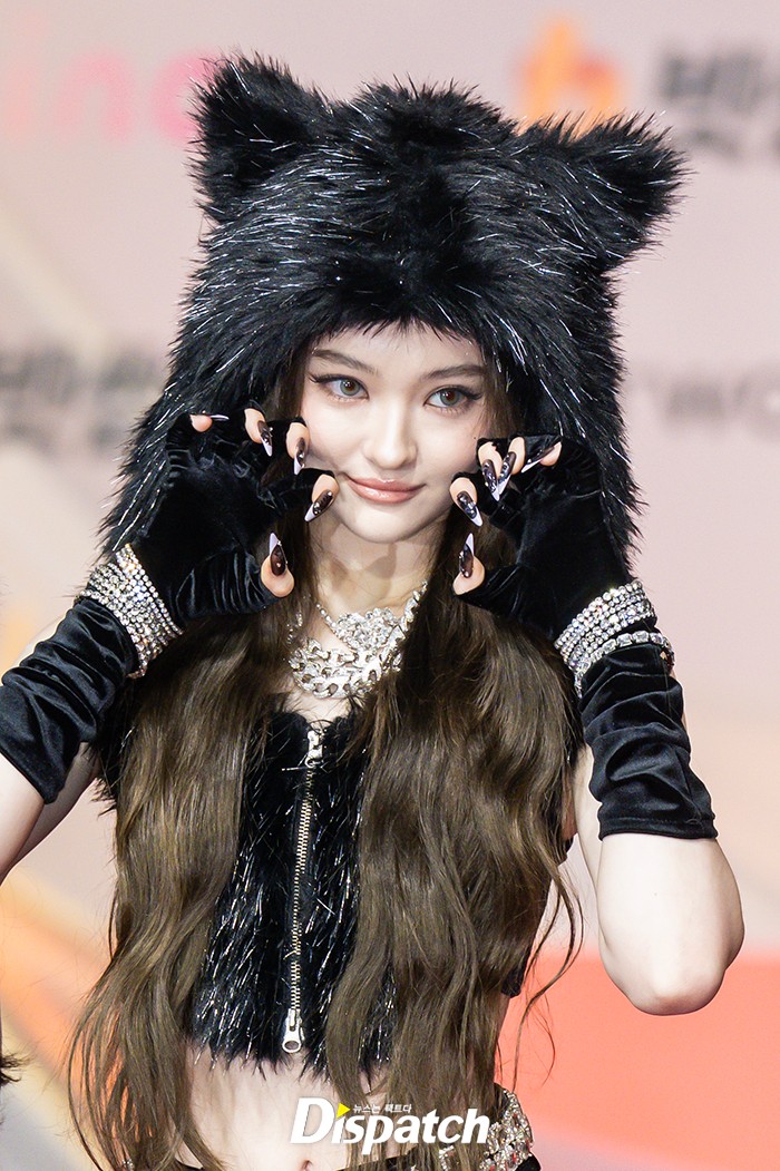 Thảm đỏ hot nhất Giáng sinh 2025: Jang Won Young hóa thiên thần, Winter (aespa) vất vả che dấu ấn tình yêu với Jungkook (BTS)- Ảnh 43.