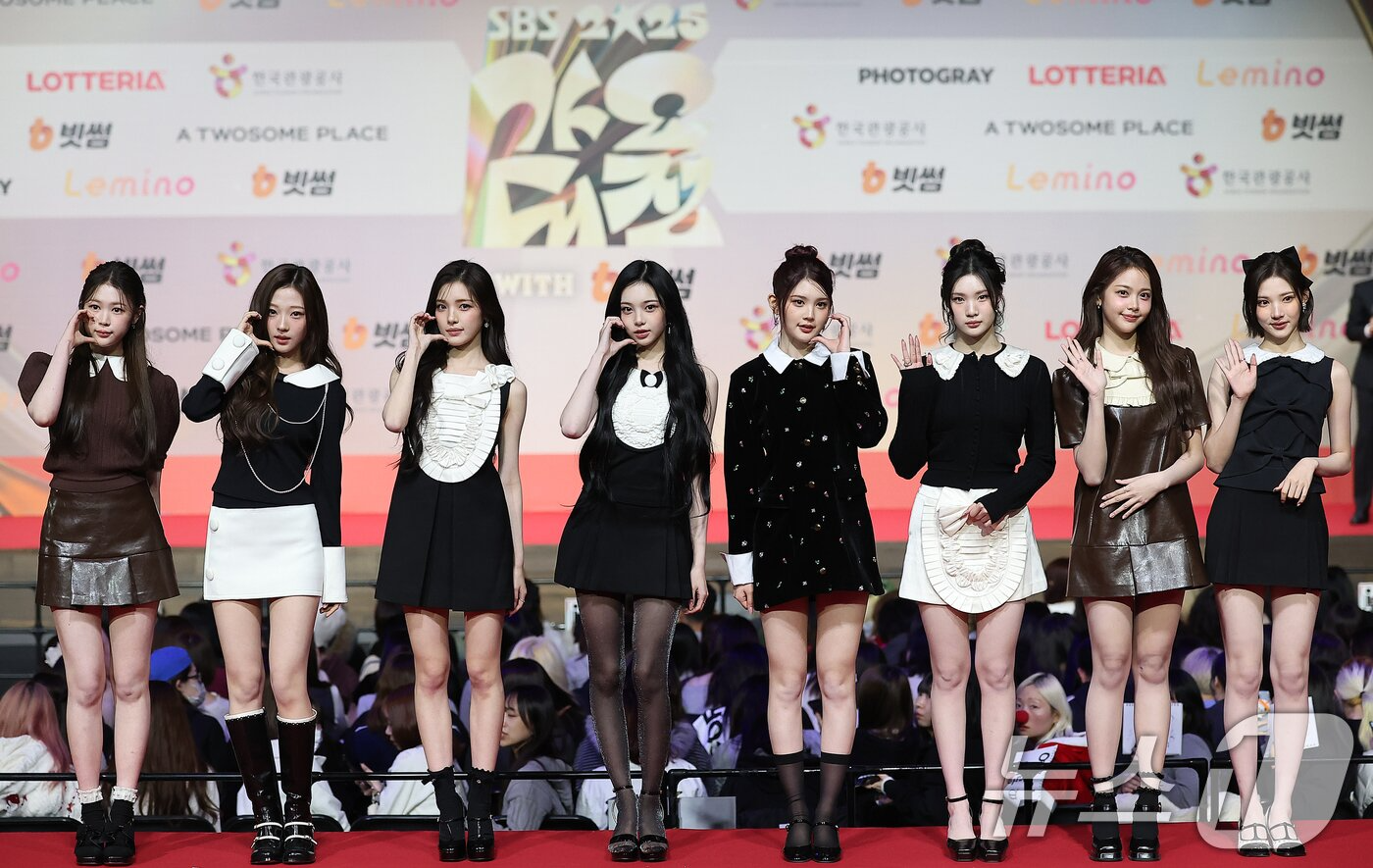 Thảm đỏ hot nhất Giáng sinh 2025: Jang Won Young hóa thiên thần, Winter (aespa) vất vả che dấu ấn tình yêu với Jungkook (BTS)- Ảnh 44.