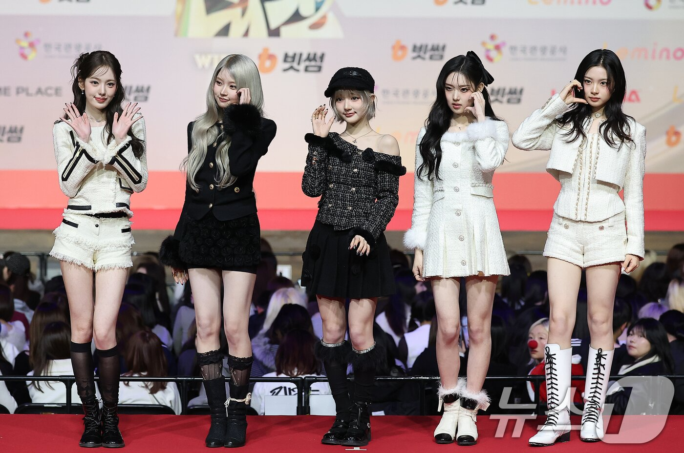 Thảm đỏ hot nhất Giáng sinh 2025: Jang Won Young hóa thiên thần, Winter (aespa) vất vả che dấu ấn tình yêu với Jungkook (BTS)- Ảnh 46.