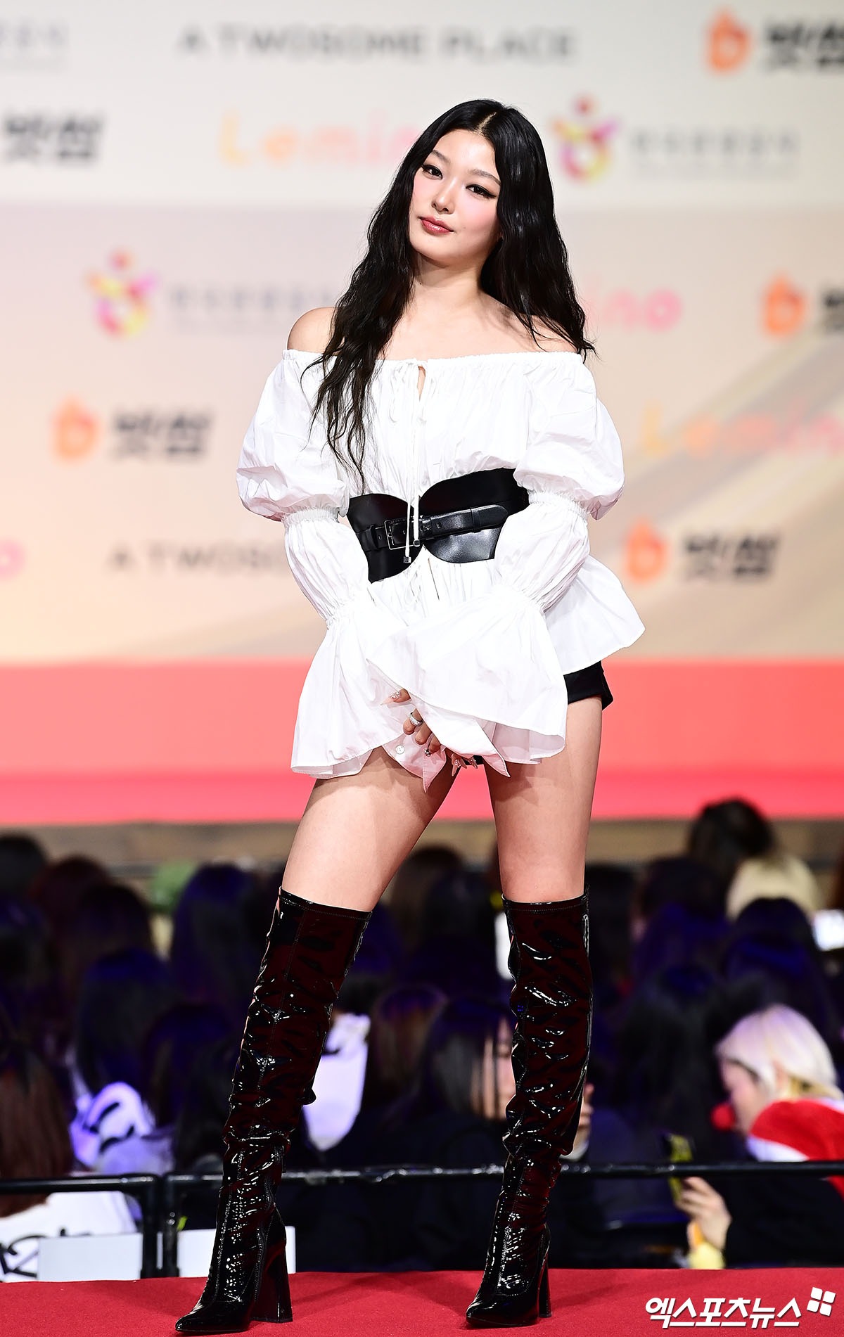 Thảm đỏ hot nhất Giáng sinh 2025: Jang Won Young hóa thiên thần, Winter (aespa) vất vả che dấu ấn tình yêu với Jungkook (BTS)- Ảnh 50.