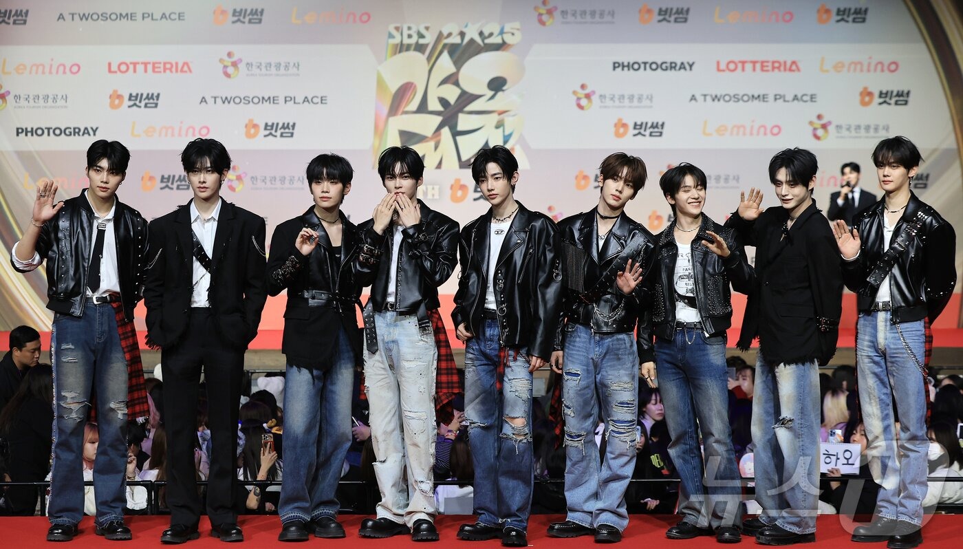 Thảm đỏ hot nhất Giáng sinh 2025: Jang Won Young hóa thiên thần, Winter (aespa) vất vả che dấu ấn tình yêu với Jungkook (BTS)- Ảnh 51.