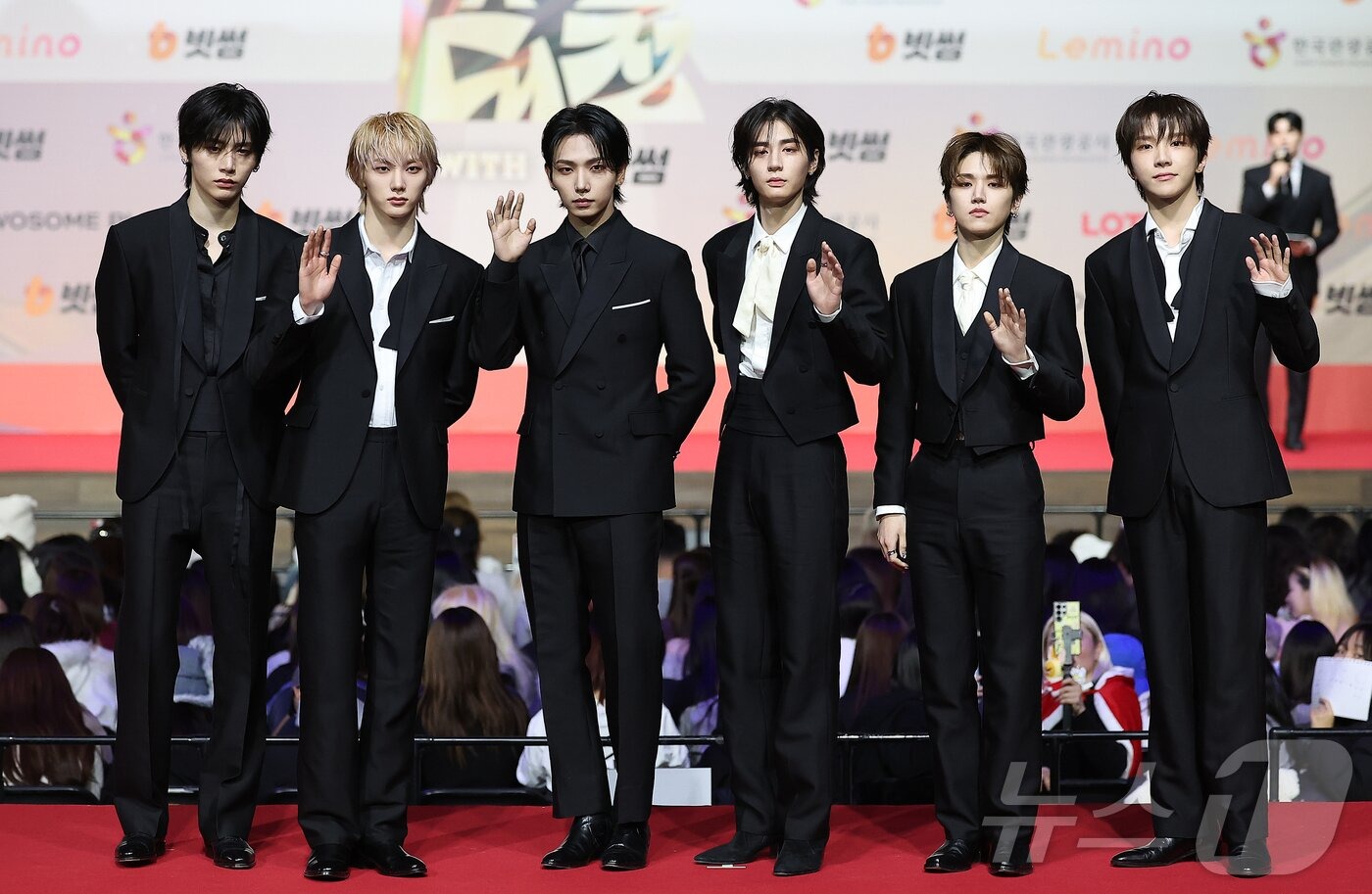 Thảm đỏ hot nhất Giáng sinh 2025: Jang Won Young hóa thiên thần, Winter (aespa) vất vả che dấu ấn tình yêu với Jungkook (BTS)- Ảnh 52.