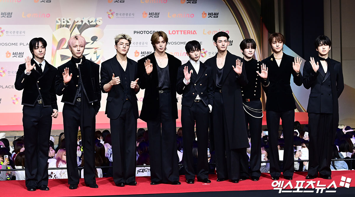 Thảm đỏ hot nhất Giáng sinh 2025: Jang Won Young hóa thiên thần, Winter (aespa) vất vả che dấu ấn tình yêu với Jungkook (BTS)- Ảnh 54.