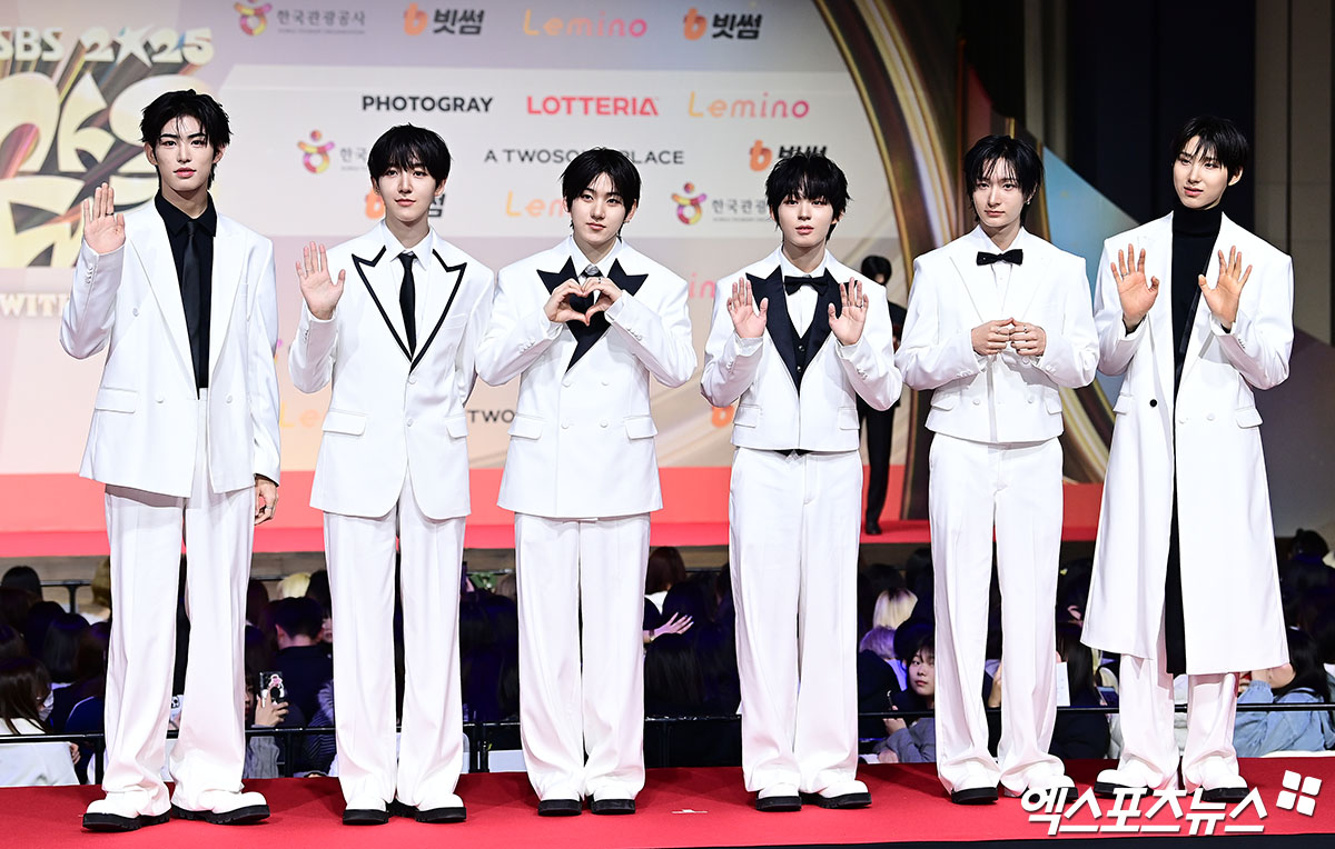 Thảm đỏ hot nhất Giáng sinh 2025: Jang Won Young hóa thiên thần, Winter (aespa) vất vả che dấu ấn tình yêu với Jungkook (BTS)- Ảnh 55.