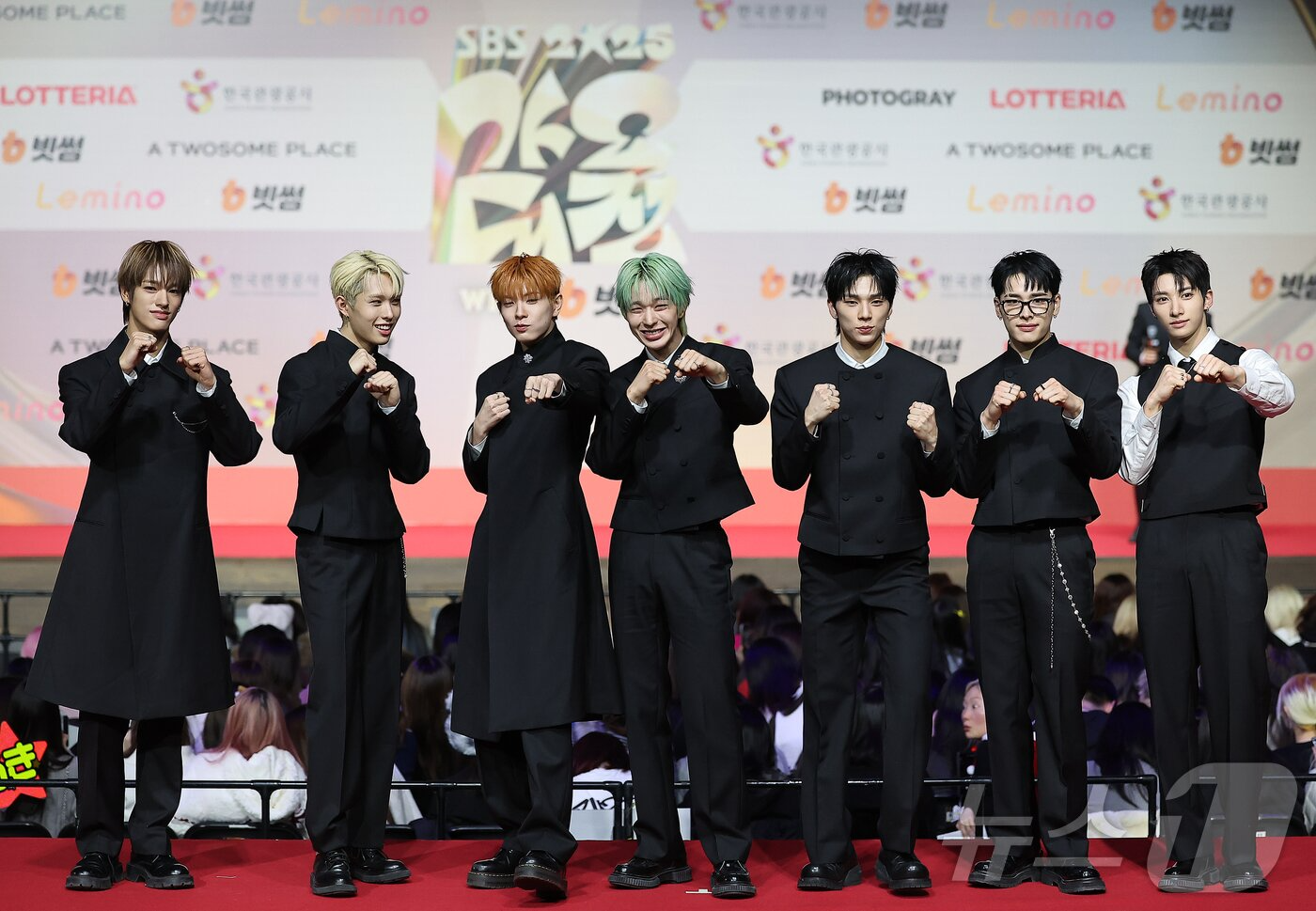 Thảm đỏ hot nhất Giáng sinh 2025: Jang Won Young hóa thiên thần, Winter (aespa) vất vả che dấu ấn tình yêu với Jungkook (BTS)- Ảnh 56.