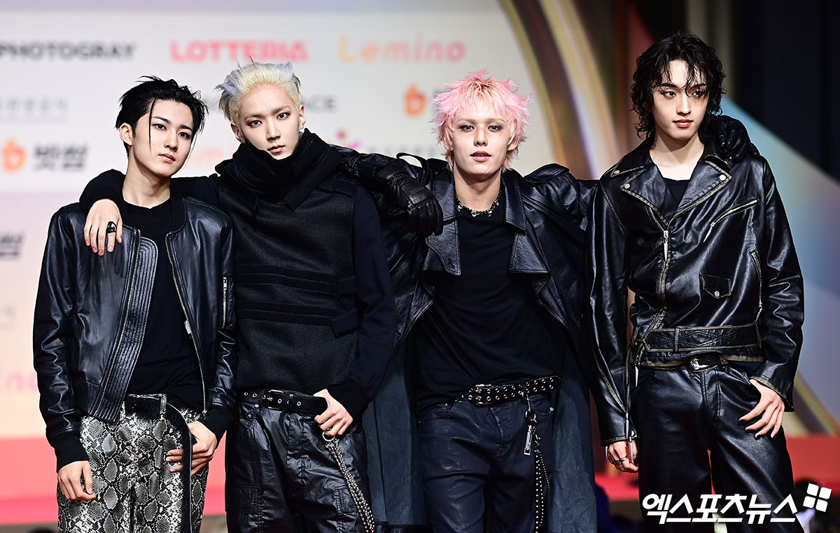 Thảm đỏ hot nhất Giáng sinh 2025: Jang Won Young hóa thiên thần, Winter (aespa) vất vả che dấu ấn tình yêu với Jungkook (BTS)- Ảnh 58.