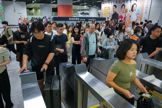 Việc di chuyển hằng ngày bằng phương tiện công cộng khiến người dân Hong Kong phải đi bộ khá nhiều. Ảnh: SCMP